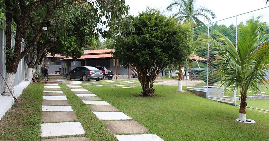 Caminho de placas no jardim da unidade da Reabilitação BH em Nova Serrana (MG)