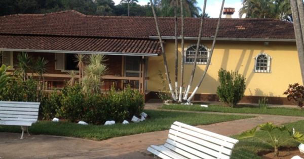 Varanda com bancos e jardim da unidade da Reabilitação BH em Mateus Leme (MG)