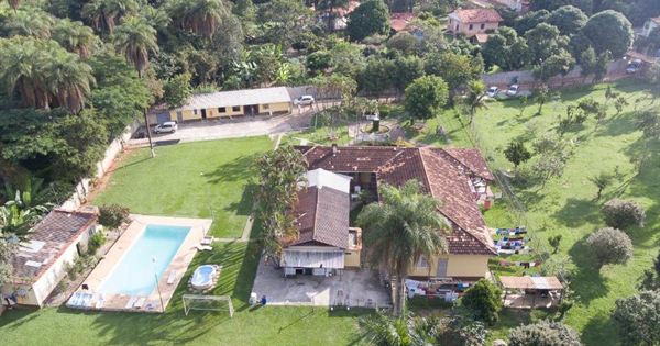 Vista aérea da unidade da Reabilitação BH em Mateus Leme (MG), com piscina e área verde