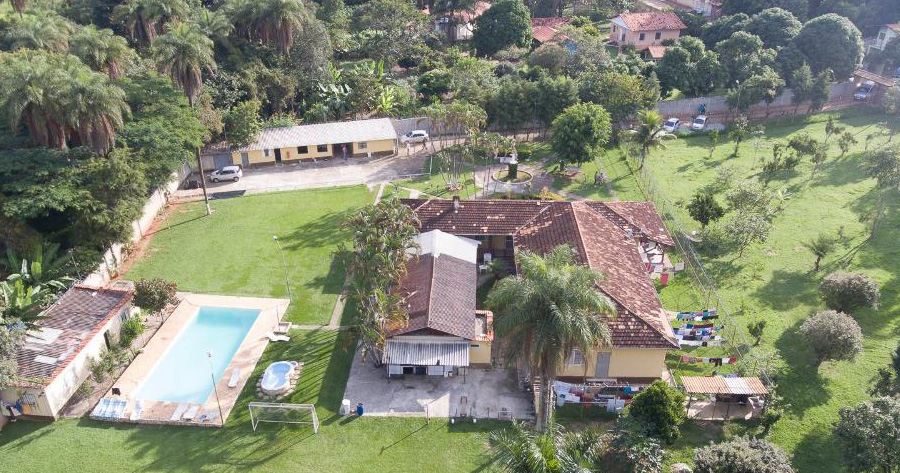 Vista aérea da unidade da Reabilitação BH em Mateus Leme (MG), com piscina e área verde