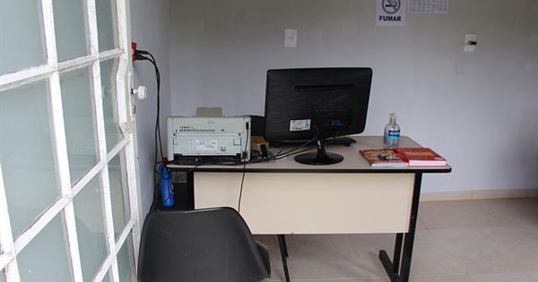 Sala de atendimento com mesa e computador na unidade da Reabilitação BH em Nova Serrana (MG)