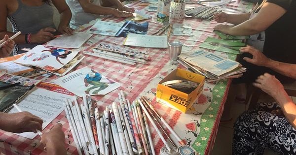 Atividade de artesanato com papel na terapia ocupacional da unidade de Divinópolis (MG)