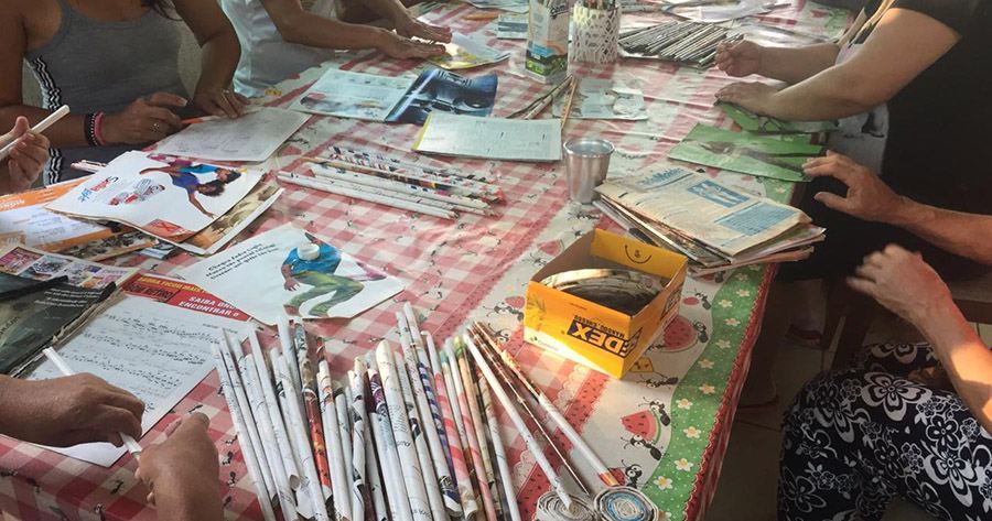 Atividade de artesanato com papel na terapia ocupacional da unidade de Divinópolis (MG)