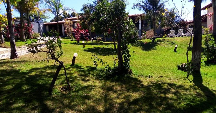 Jardim com gramado e árvores na unidade da Reabilitação BH em Betim (MG)