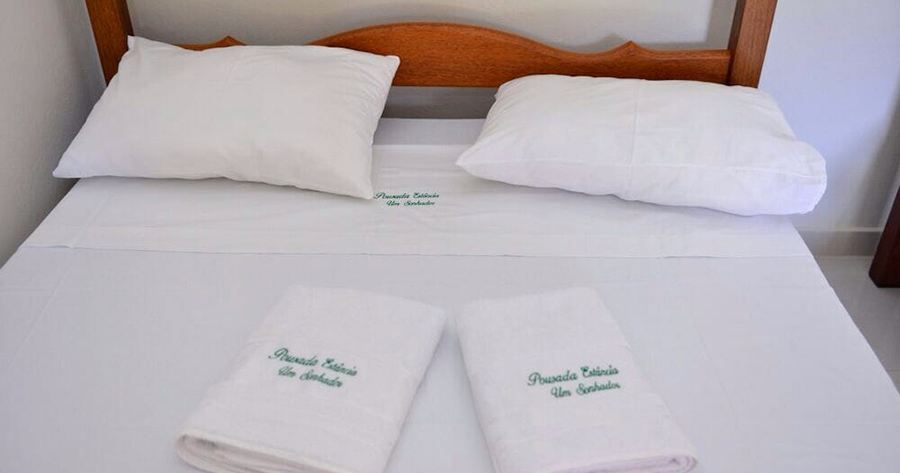 Quarto com cama arrumada na unidade da Reabilitação BH em Lagoa da Prata (MG)